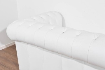 中古　ルクラス(LeClass)　本革　ボタン留め装飾と鋲打ちデザインが美しいチェスターフィールド2人掛けソファ　(R-085681)