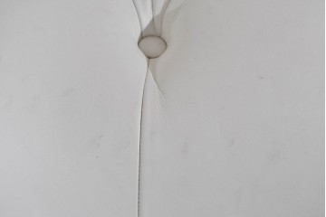 中古　ルクラス(LeClass)　本革　ボタン留め装飾と鋲打ちデザインが美しいチェスターフィールド2人掛けソファ　(R-085681)