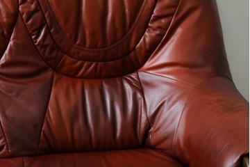 中古　オランダ輸入家具　オーク材の重厚なフレームと本革シートの質感が魅力の2人掛けソファ　定価約30万円　(R-085682)