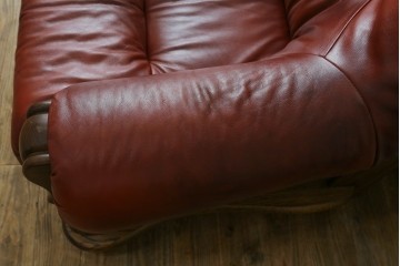 中古　オランダ輸入家具　オーク材の重厚なフレームと本革シートの質感が魅力の2人掛けソファ　定価約30万円　(R-085682)