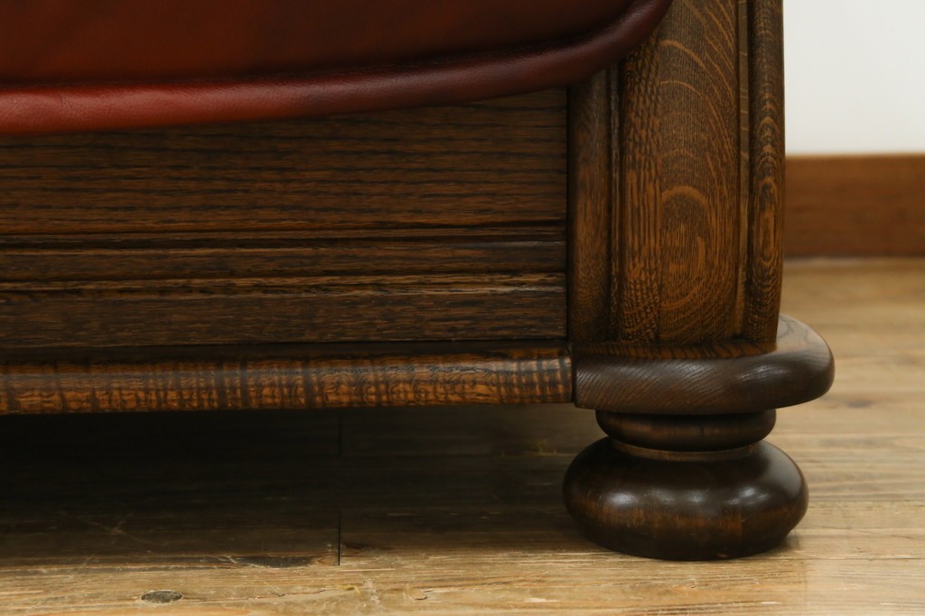中古　オランダ輸入家具　オーク材の重厚なフレームと本革シートの質感が魅力の2人掛けソファ　定価約30万円　(R-085682)