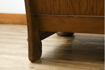 中古　オランダ輸入家具　オーク材の重厚なフレームと本革シートの質感が魅力の2人掛けソファ　定価約30万円　(R-085682)