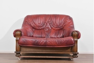 中古　オランダ輸入家具　オーク材の重厚なフレームと本革シートの質感が魅力の2人掛けソファ　定価約30万円相当　(R-085682)