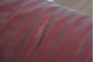 中古　オランダ輸入家具　オーク材の重厚なフレームと本革シートの質感が魅力の2人掛けソファ　定価約30万円相当　(R-085682)