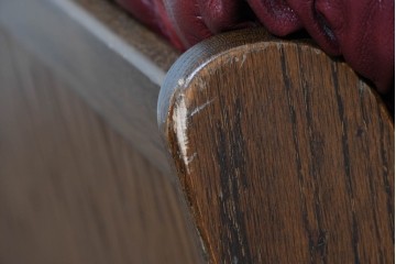 中古　オランダ輸入家具　オーク材の重厚なフレームと本革シートの質感が魅力の2人掛けソファ　定価約30万円相当　(R-085682)