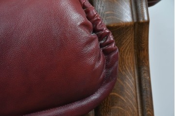 中古　オランダ輸入家具　オーク材の重厚なフレームと本革シートの質感が魅力の2人掛けソファ　定価約30万円相当　(R-085682)