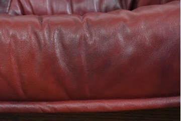 中古　オランダ輸入家具　オーク材の重厚なフレームと本革シートの質感が魅力の2人掛けソファ　定価約30万円相当　(R-085682)