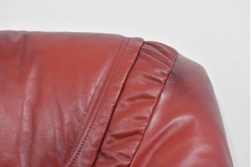 中古　オランダ輸入家具　オーク材の重厚なフレームと本革シートの質感が魅力の2人掛けソファ　定価約30万円相当　(R-085682)