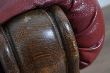 中古　オランダ輸入家具　オーク材の重厚なフレームと本革シートの質感が魅力の2人掛けソファ　定価約30万円相当　(R-085682)