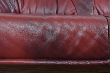 中古　オランダ輸入家具　オーク材の重厚なフレームと本革シートの質感が魅力の2人掛けソファ　定価約30万円相当　(R-085682)