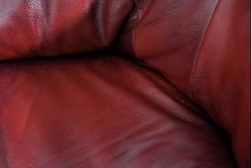 中古　オランダ輸入家具　オーク材の重厚なフレームと本革シートの質感が魅力の2人掛けソファ　定価約30万円相当　(R-085682)