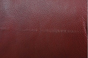 中古　オランダ輸入家具　オーク材の重厚なフレームと本革シートの質感が魅力の2人掛けソファ　定価約30万円相当　(R-085682)