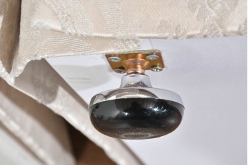 中古　超美品　特注品　国産職人手作り　某上場企業会長邸放出品　光沢のある織模様生地が上品なドレクセル風の一人掛けソファ2脚　製作費(1脚)約50万円　(R-085684)