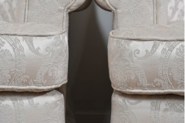 中古　超美品　特注品　国産職人手作り　某上場企業会長邸放出品　光沢のある織模様生地が上品なドレクセル風の一人掛けソファ2脚　製作費(1脚)約50万円　(R-085684)