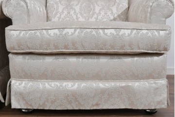 中古　超美品　特注品　国産職人手作り　某上場企業会長邸放出品　光沢のある織模様生地が上品なドレクセル風の一人掛けソファ2脚　製作費(1脚)約50万円　(R-085684)