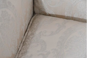 中古　超美品　特注品　国産職人手作り　某上場企業会長邸放出品　優雅な織り模様が映えるドレクセル風の一人掛けソファ2脚　製作費(1脚)約50万円　(R-085685)