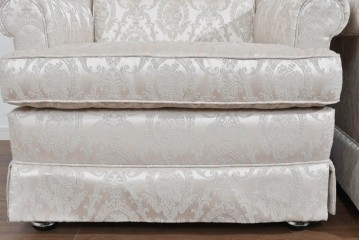 中古　超美品　特注品　国産職人手作り　某上場企業会長邸放出品　優雅な織り模様が映えるドレクセル風の一人掛けソファ2脚　製作費(1脚)約50万円　(R-085685)