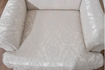 中古　超美品　特注品　国産職人手作り　某上場企業会長邸放出品　優雅な織り模様が映えるドレクセル風の一人掛けソファ2脚　製作費(1脚)約50万円　(R-085685)