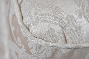 中古　超美品　特注品　国産職人手作り　某上場企業会長邸放出品　優雅な織り模様が映えるドレクセル風の一人掛けソファ2脚　製作費(1脚)約50万円　(R-085685)