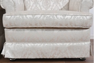 中古　超美品　特注品　国産職人手作り　某上場企業会長邸放出品　優雅な織り模様が映えるドレクセル風の一人掛けソファ2脚　製作費(1脚)約50万円　(R-085685)