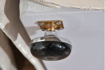 中古　超美品　特注品　国産職人手作り　某上場企業会長邸放出品　優雅な織り模様が映えるドレクセル風の一人掛けソファ2脚　製作費(1脚)約50万円　(R-085685)