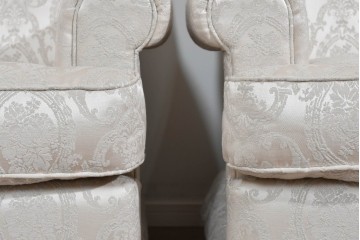 中古　超美品　特注品　国産職人手作り　某上場企業会長邸放出品　上品な織模様生地のドレクセル風の一人掛けソファ2脚　製作費(1脚)約50万円　(R-085686)