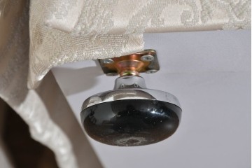 中古　超美品　特注品　国産職人手作り　某上場企業会長邸放出品　上品な織模様生地のドレクセル風の一人掛けソファ2脚　製作費(1脚)約50万円　(R-085686)