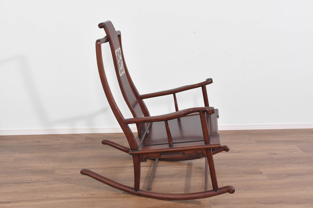 アジアンヴィンテージ　希少デザイン　花梨(カリン)材　螺鈿象嵌が美しい唐木のロッキングチェア　(R-085687)