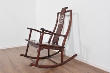アジアンヴィンテージ　希少デザイン　花梨(カリン)材　螺鈿象嵌が美しい唐木のロッキングチェア　(R-085687)