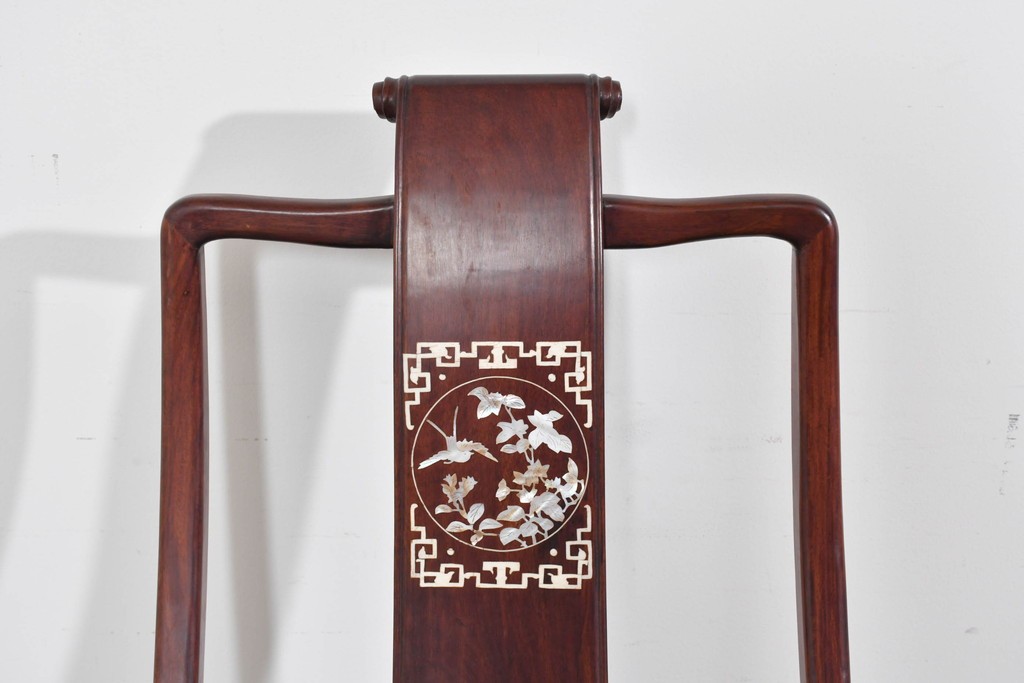 アジアンヴィンテージ　希少デザイン　花梨(カリン)材　螺鈿象嵌が美しい唐木のロッキングチェア　(R-085687)