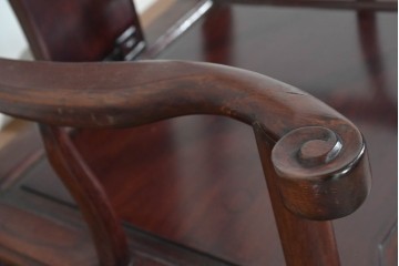 アジアンヴィンテージ　希少デザイン　花梨(カリン)材　螺鈿象嵌が美しい唐木のロッキングチェア　(R-085687)