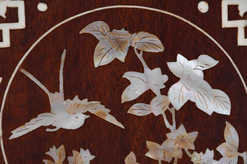 アジアンヴィンテージ　希少デザイン　花梨(カリン)材　螺鈿象嵌が美しい唐木のロッキングチェア　(R-085687)