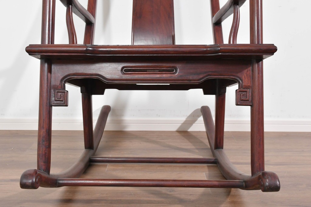 アジアンヴィンテージ　希少デザイン　花梨(カリン)材　螺鈿象嵌が美しい唐木のロッキングチェア　(R-085687)