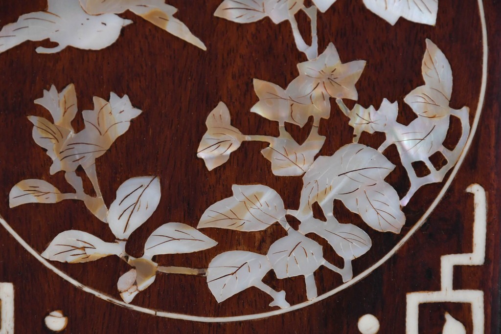 アジアンヴィンテージ　希少デザイン　花梨(カリン)材　螺鈿象嵌が美しい唐木のロッキングチェア　(R-085687)