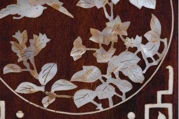 アジアンヴィンテージ　希少デザイン　花梨(カリン)材　螺鈿象嵌が美しい唐木のロッキングチェア　(R-085687)