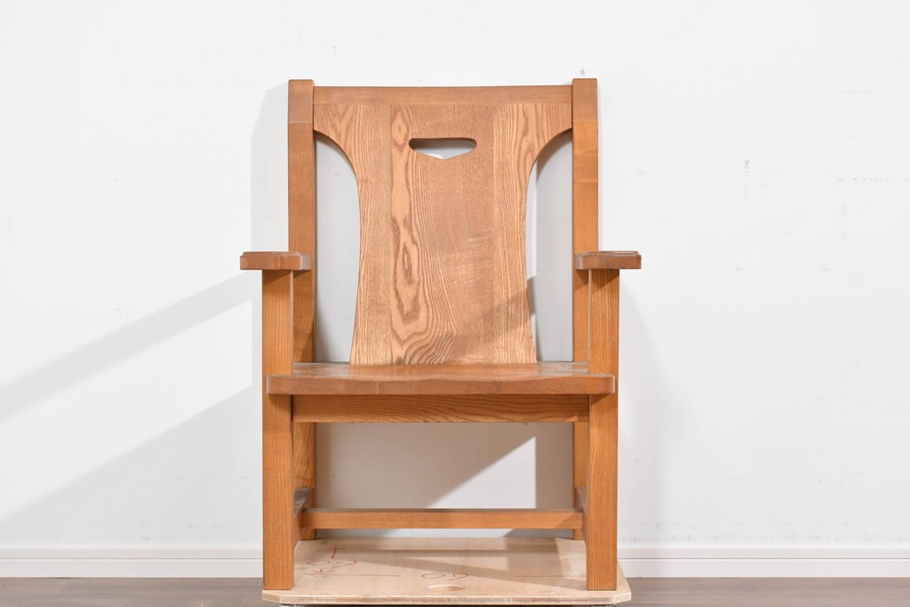 和製ヴィンテージ　国産　職人手作り　タモ無垢材　重厚でしっかりとした作りのアームチェア　(R-085688)