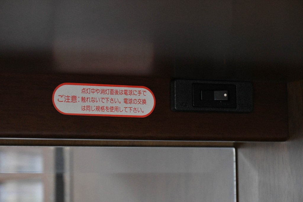 中古　美品　maruni(マルニ木工)　地中海ロイヤルシリーズ(ROYAL)　ガラス扉がアクセントになる落ち着いた佇まいのサイドボード　定価約55万円　(R-085691)