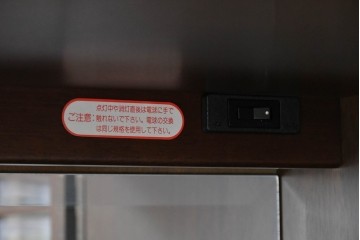 中古　美品　maruni(マルニ木工)　地中海ロイヤルシリーズ(ROYAL)　ガラス扉がアクセントになる落ち着いた佇まいのサイドボード　定価約55万円　(R-085691)