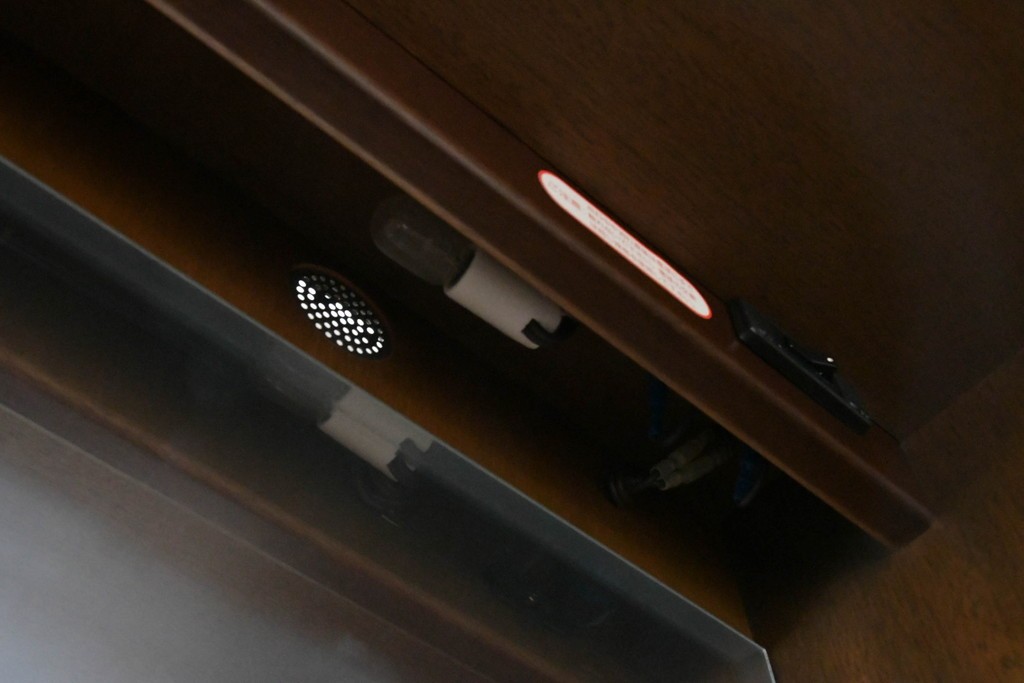 中古　美品　maruni(マルニ木工)　地中海ロイヤルシリーズ(ROYAL)　ガラス扉がアクセントになる落ち着いた佇まいのサイドボード　定価約55万円　(R-085691)