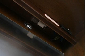 中古　美品　maruni(マルニ木工)　地中海ロイヤルシリーズ(ROYAL)　ガラス扉がアクセントになる落ち着いた佇まいのサイドボード　定価約55万円　(R-085691)