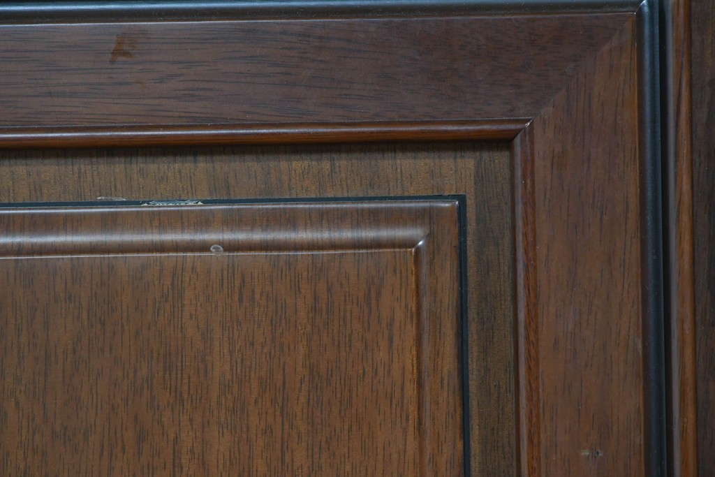 中古　美品　maruni(マルニ木工)　地中海ロイヤルシリーズ(ROYAL)　ガラス扉がアクセントになる落ち着いた佇まいのサイドボード　定価約55万円　(R-085691)