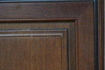 中古　美品　maruni(マルニ木工)　地中海ロイヤルシリーズ(ROYAL)　ガラス扉がアクセントになる落ち着いた佇まいのサイドボード　定価約55万円　(R-085691)