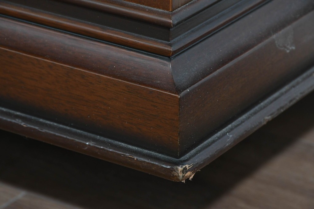 中古　美品　maruni(マルニ木工)　地中海ロイヤルシリーズ(ROYAL)　ガラス扉がアクセントになる落ち着いた佇まいのサイドボード　定価約55万円　(R-085691)