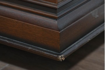 中古　美品　maruni(マルニ木工)　地中海ロイヤルシリーズ(ROYAL)　ガラス扉がアクセントになる落ち着いた佇まいのサイドボード　定価約55万円　(R-085691)