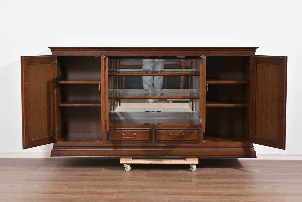 中古　美品　maruni(マルニ木工)　地中海ロイヤルシリーズ(ROYAL)　ガラス扉がアクセントになる落ち着いた佇まいのサイドボード　定価約55万円　(R-085691)