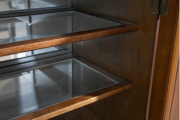 中古　美品　maruni(マルニ木工)　地中海ロイヤルシリーズ(ROYAL)　ガラス扉がアクセントになる落ち着いた佇まいのサイドボード　定価約55万円　(R-085691)