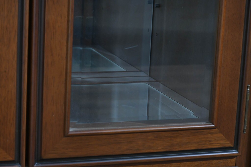 中古　美品　maruni(マルニ木工)　地中海ロイヤルシリーズ(ROYAL)　ガラス扉がアクセントになる落ち着いた佇まいのサイドボード　定価約55万円　(R-085691)