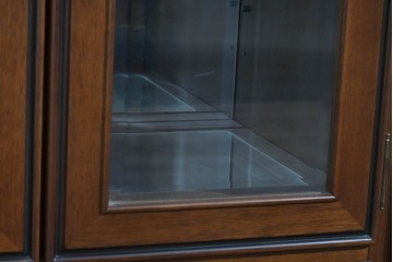 中古　美品　maruni(マルニ木工)　地中海ロイヤルシリーズ(ROYAL)　ガラス扉がアクセントになる落ち着いた佇まいのサイドボード　定価約55万円　(R-085691)