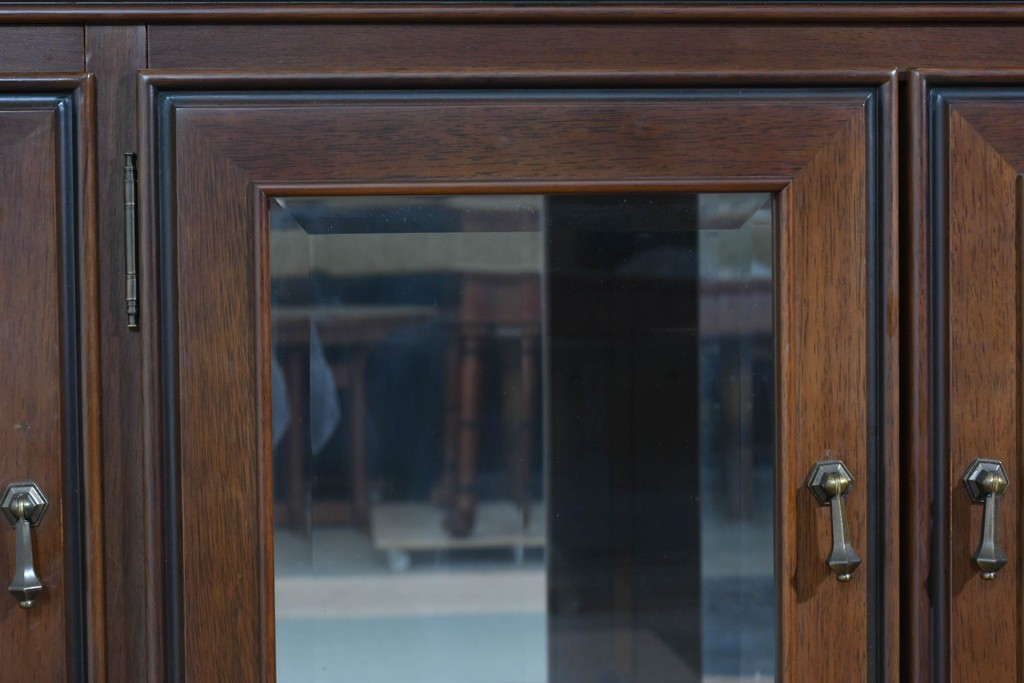 中古　美品　maruni(マルニ木工)　地中海ロイヤルシリーズ(ROYAL)　ガラス扉がアクセントになる落ち着いた佇まいのサイドボード　定価約55万円　(R-085691)