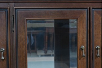 中古　美品　maruni(マルニ木工)　地中海ロイヤルシリーズ(ROYAL)　ガラス扉がアクセントになる落ち着いた佇まいのサイドボード　定価約55万円　(R-085691)